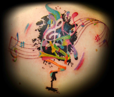 Tatuagem colorida com notas musicais