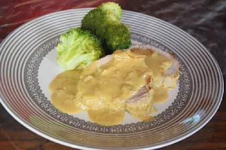 Ddécoupez la viande que vous n’aurez plus qu’à servir avec sa sauce et un accompagnement de votre choix.