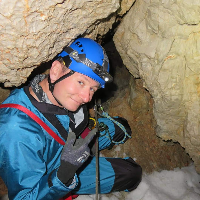 Lorenz Seebauer beim Höhlenklettern in den Alpen