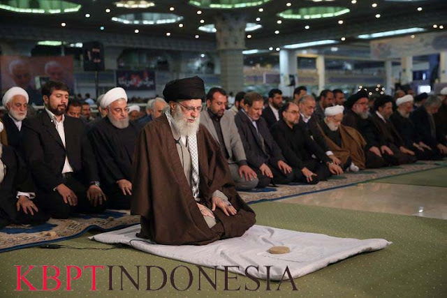 Untuk Pertama Kali Pemimpin Tinggi Iran Mimpin Sholat Dalam 8 Tahun Terakhir