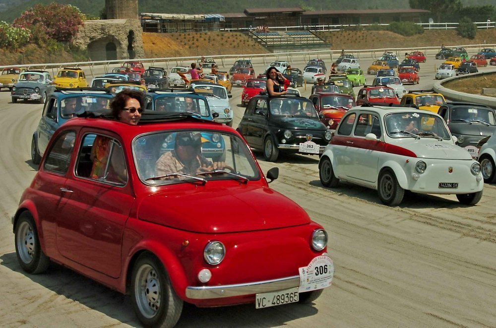 A Fiat 500 gathering Image from Italiancarnet