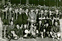 F. C. BARCELONA - Barcelona, España - Temporada 1961-62 - Foncho, Garay, Kocsis, Segarra (de paisano), Gensana, Gracia, Olivella (de paisano), Evaristo, Vergés: Mur (masajista), Pesudo, Zaldúa, Rodri, Eulogio Martínez y Luis Miró (entrenador) - F. C. BARCELONA 2 (Kocsis 2), PEÑAROL DE MONTEVIDEO 1 (Sasía) - 27/08/1961 - Trofeo Ramón de Carranza, final - Cádiz, estadio Ramón de Carranza - Los jugadores del Barcelona posan después de ganar el Trofeo