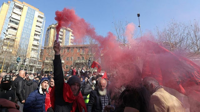Στους δρόμους χιλιάδες Αλβανοί με αίτημα τις πρόωρες εκλογές