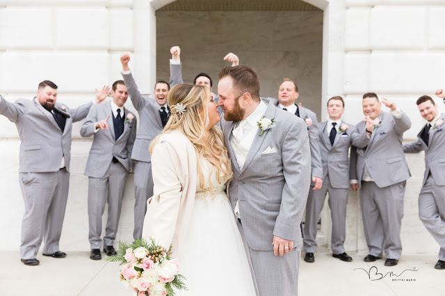 bride and groom kissing in front of the detroit institute of arts 