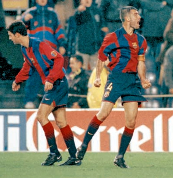 Guardiola marcó un magnífico gol de falta en el descuento y lo celebró por todo lo alto con Gerard. F. C. BARCELONA 3 REAL VALLADOLID 1. 13/01/2001. Campeonato de Liga de 1ª División, jornada 18. Nou Camp, Barcelona, España, 35.000 espectadores. GOLES: 1-0: 52’, Kluivert. 1-1: 54’, Caminero. 2-1: 90+2’, Guardiola. 3-1: 90+4’, Rivaldo.