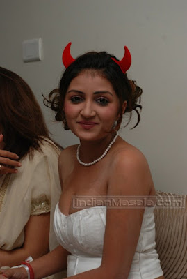 TV actress Poonam Gulati of Saat Phere fame HOT Skin Show Pictures