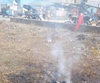  Photo: Woman disguised as a lunatic set ablaze in Delta State after she was found in possession of human parts and fresh corpse of a young girl