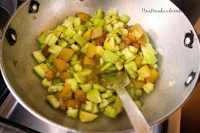 bengali recipe and preparation Jhinge Chingri Posto recipe / Prawns and Ridge Gourd Curry with Poppy Seeds Paste recipe with step by step pictures