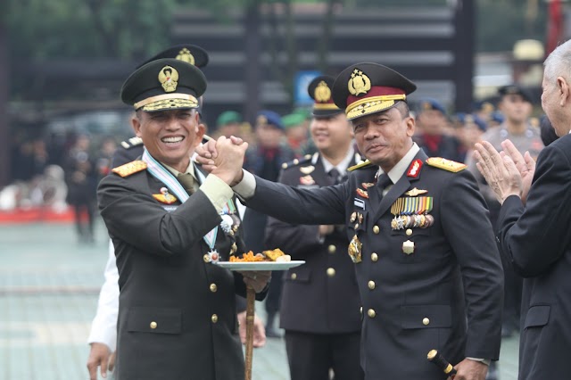 Sinergi TNI-Polri di Hari Bhayangkara ke-79, Pangdam III/Siliwangi Serahkan Kue Ulang Tahun ke Kapolda Jabar