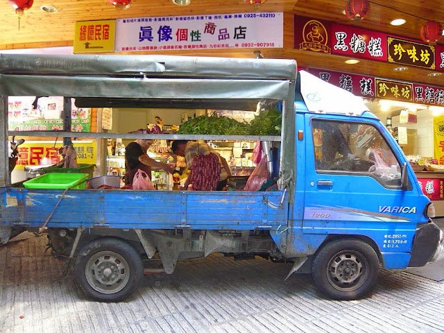 九份商店街內的小貨車 - 三菱 Varica