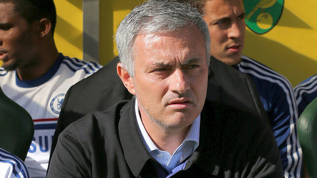 Jose Mourinho looks on during chelsea vs Norwich