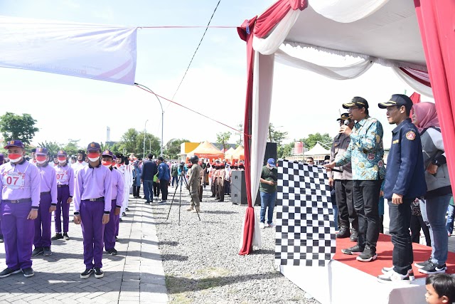 2.220 Pelajar Sekolah Diberangkatkan Bupati Gus Muhdlor Lomba Gerak Jalan Pelajar