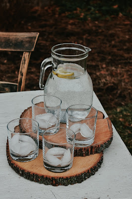 jarra y vasos con agua y hielo