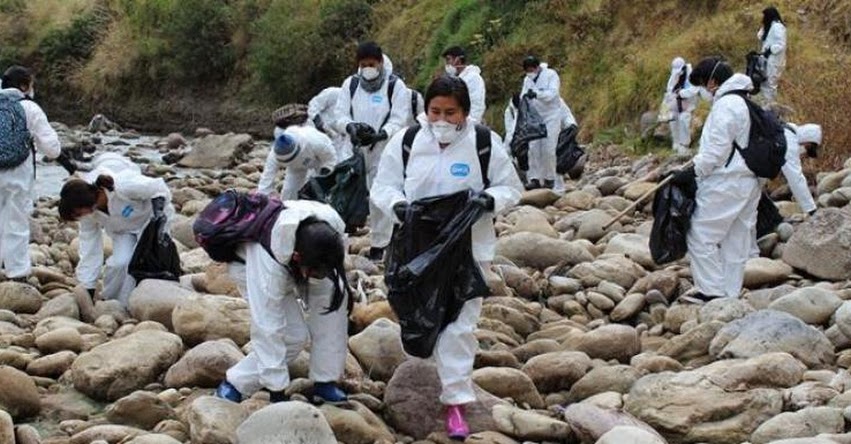 PRONABEC: Becarios participan en jornada de limpieza del Río Shullcas - www.pronabec.gob.pe