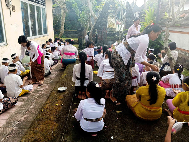 Rahina Purnama, sembahyang bersama SD Negeri 3 Nyalian, sembahyang bersama Rahina Purnama, upacara Hindu di sekolah, budaya Bali untuk siswa, kegiatan keagamaan SD Klungkung, pendidikan karakter melalui sembahyang, hari suci Hindu di sekolah, kegiatan spiritual siswa SD