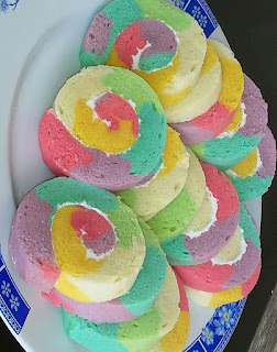 Resep Bolu Gulung Pelangi Warna Warni dan Tips Menggulung