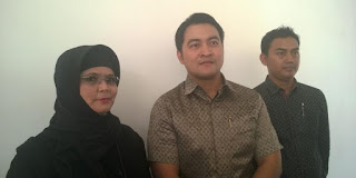 Direktur PT Tiga Rambu yang juga istri Iwan Fals, Rosana Virgianto (kiri), didampingi tim kuasa hukum Ichsan Perwira Kurniagung (tengah) dan Sugiarto (kanan), usai sidang perdata dugaan wanprestasi PT Airo Swadaya Stupa selaku promotor konser Kantata Barock, di Pengadilan Negeri Jakarta Barat, Rabu (18/11/2015)