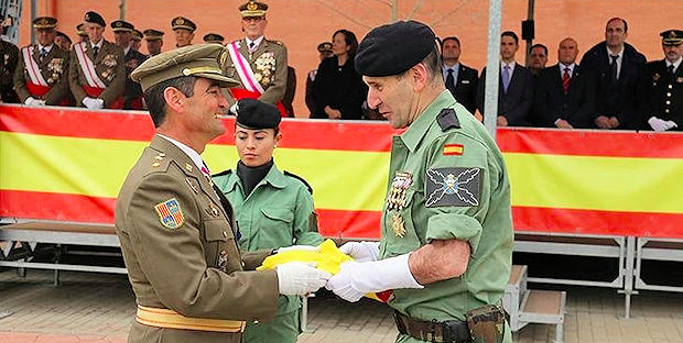 El general de la BRIPAC, Alfredo Pérez Aguado, recibe la bandera de manos del teniente coronel Pradillo. (Foto: BRIPAC)