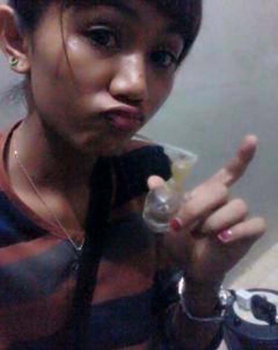 Aksi Gadis Pegang Kondom, Hisap Ice Tersebar