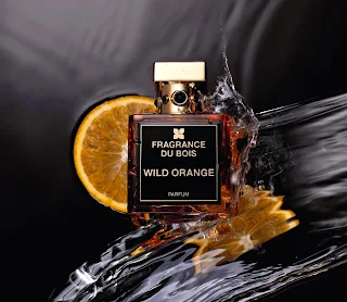 Wild Orange هو عطر مدهش ومتحول مصمم لتنشيط الحواس وإعطائهم حيوية من اللحاء إلى الزهرة. بدأت العطور بمزيج فاكهي قوي يجمع بين عصير البرتقال والمندرين والليمون والبرغموت. الزهور البيضاء الفواحة تتعايش مع نفحات أخشاب الأرز الباردة للسرو، مما يمنحها خشب المطبخ مثاليًا بقاعدة تتألف من خشب الأرز الكريمي وخشب الأرز العطري. كعطر منعش وحرري وزهري وخشبي، يسعد وينشط حواسك." - معلومات العلامة التجارية