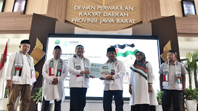 Sekretariat DPRD Jawa Barat Menyerahkan Donasi Peduli Palestina