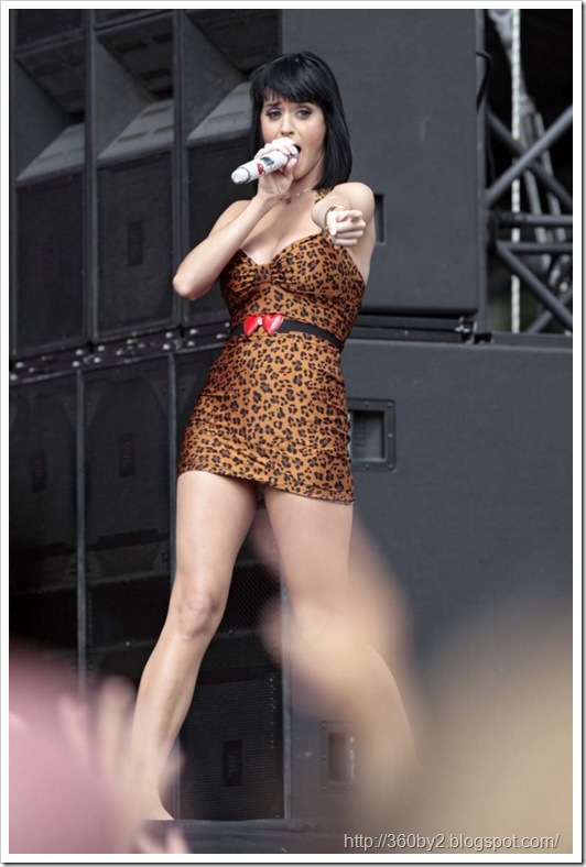 katy_perry_performs_at_main_squa-5