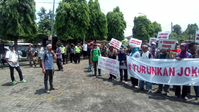 Warga Desa Plumbon Gelar Aksi Demo Tuntut Kades Turun Dari Jabatanya