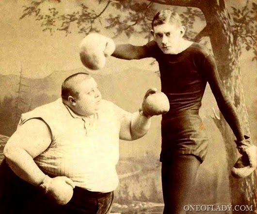 freaks_fattyskinnyboxing_840x1071_opt8_burntADV-663x512