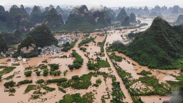 China Dilanda Banjir dan Tanah Longsor, Ratusan Ribu Orang Mengungsi
