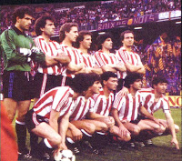 ATHLETIC CLUB DE BILBAO - Bilbao, España - Temporada 1983-84 - Zubizarreta, Goicoechea, De Andrés, Búñez, Urquiaga, Liceranzu; Dani, Patxi Salinas, Endika, Urtubi y Argote - ATHLETIC CLUB DE BILBAO 1 (Endika), F. C. BARCELONA 0 - 05/05/1984 - Copa del Rey, final - Madrid, estadio Santiago Bernabeu - El ATHLETIC DE BILBAO de Javier Clemente gana la Copa del Rey y consigue el doblete de Liga y Copa