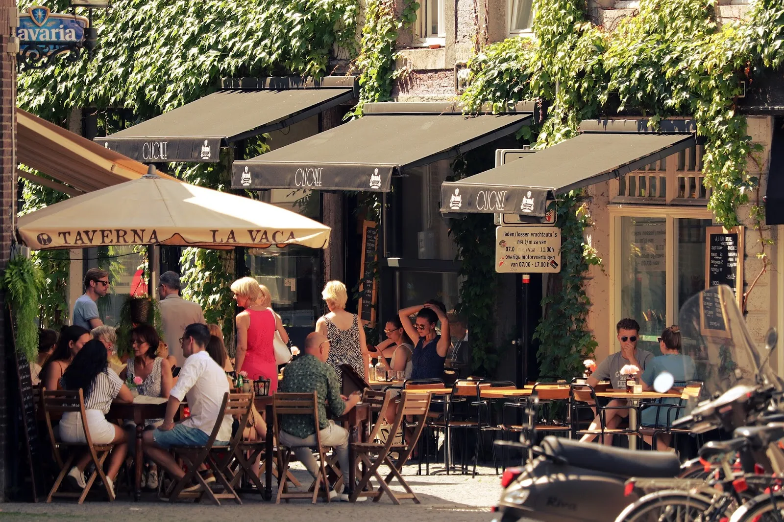 Calle con terrazas de cafeterías