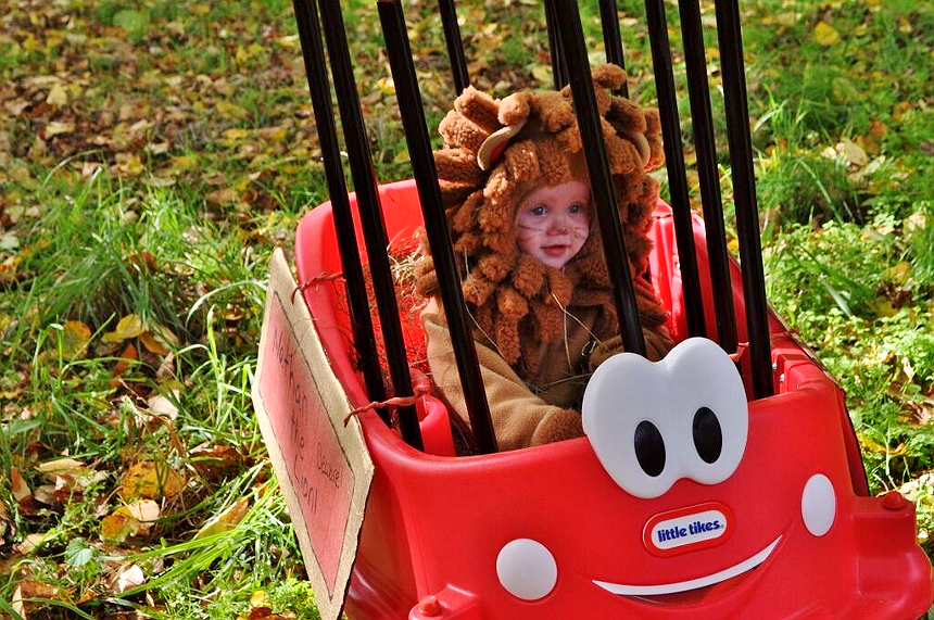 Toddle Lion Costume and Circus Cart- Transform the Little Tikes® Cozy Coupe® Wagon for Fall festivities! (ad)