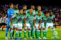 REAL BETIS BALOMPIÉ. Temporada 2019-20. Dani Martín, William Carvalho, Marc Bartra, Sidnei, Loren y Emerson. Pedraza, Fekir, Canales, Andrés Guardado y Tello. F. C. BARCELONA 5 REAL BETIS BALOMPIÉ 2. 25/08/2019. Campeonato de Liga de 1ª División, jornada 2. Barcelona, España, Nou Camp (79.159 espectadores). GOLES: 0-1: Fekir (15’). 1-1: Griezmann (41’). 2-1, Griezmann (50’). 3-1, Carles Pérez (56’). 4-1, Jordi Alba (60’). 5-1, Arturo Vidal (76’). 5-2, Loren (78’). ALINEACIÓN: Dani Martin; Emerson, Bartra, Sidnei, Pedraza; William Carvalho, Guardado (Kaptoum 61’), Canales (Diego Lainez 75’); Fekir, Tello (Joaquín 61’); Loren; entrenador: Rubi.