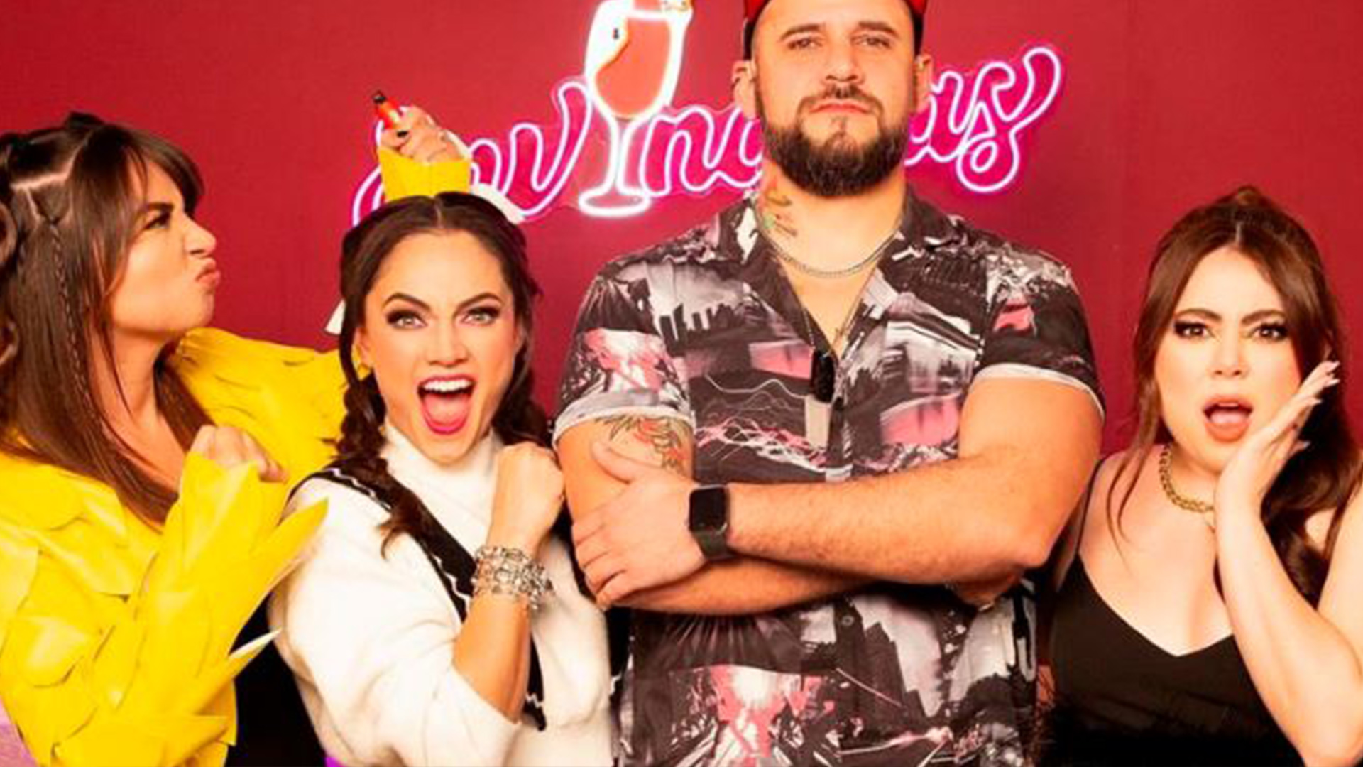 VIDEO: Feministas tunden al podcast ‘Envinadas’ por invitar a ‘El Temach’, lo acusan de machista