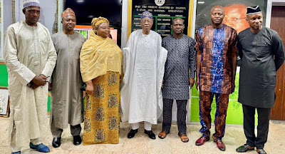 The Minister of Information and Culture, Alhaji Lai Mohammed (middle), President, International Press Institute Nigeria (IPI), Muskilu Mojeed (third right); Secretary IPI Nigeria, Mr. Ahmed Shekarau (second left); Treasurer IPI Nigeria, Rafat Salami (third left); Managing Director Triumph Newspaper, Kano, Lawal Sabo Ibrahim (left) and Mr. Ochiaka Ugwu, Features Editor, Peoples Daily Newspaper (second right) and the Public Relations Officer of JAMB, Dr. Fabian Benjamin (right), when members of the IPI Nigeria paid a courtesy visit to the Minister in Abuja on Tuesday.