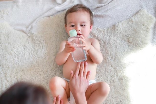 Manfaat dan Tips Memilih Minyak Telon yang Tepat Bagi Bayi