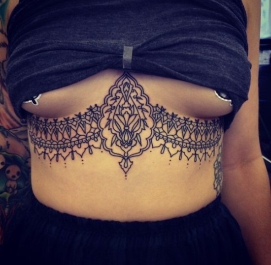 oriental_banda_tatuagem_sob_mama