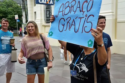 Com cartazes, eles chamavam quem quisesse um abraço