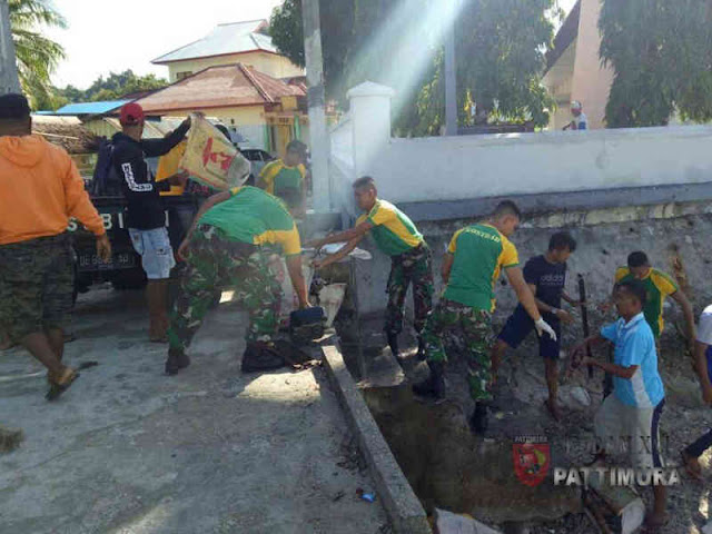 Prajurit Kodam Pattimura Bersihkan Pantai di Kota Ambon