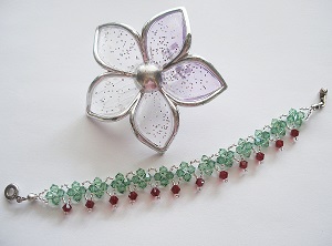  http://www.diyjewelrymaking.com/diy-sparkle-christmas-bracelet-by-cecily-ng/