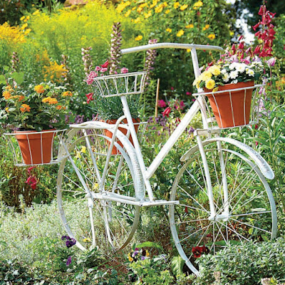 Decorar el jardín con bicicletas