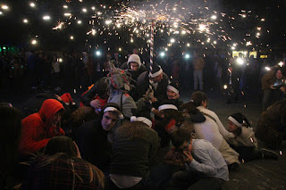 Miles de personas celebran en Herriko Plaza la nochevieja anticipada organizada por hosteleros