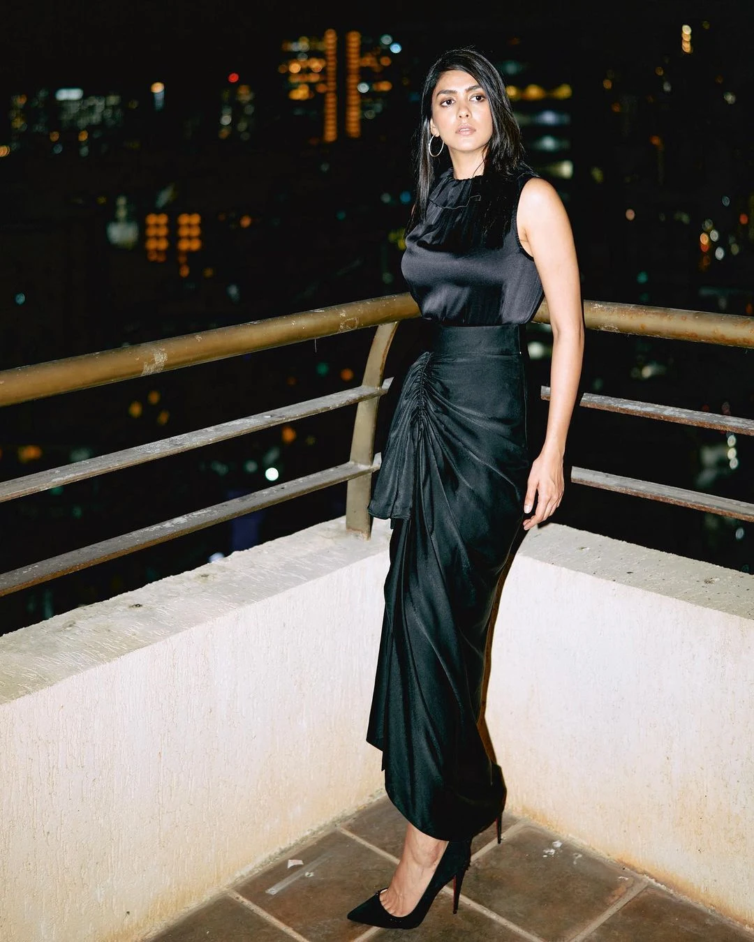 Mrunal Thakur black dress curvy body