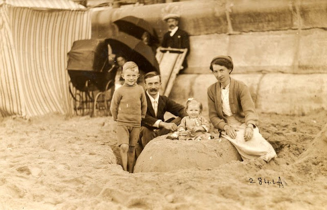 Fotografías de un día en la playa a principios del siglo XX