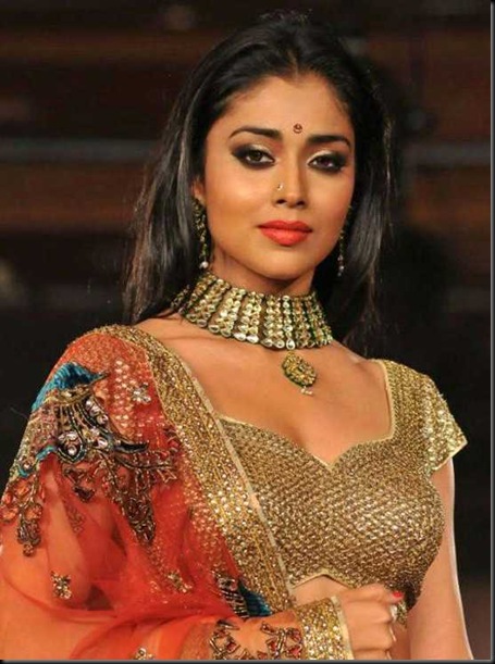 Shriya-Saran-Spotted-at-CCL-Curtain-Raiser-3