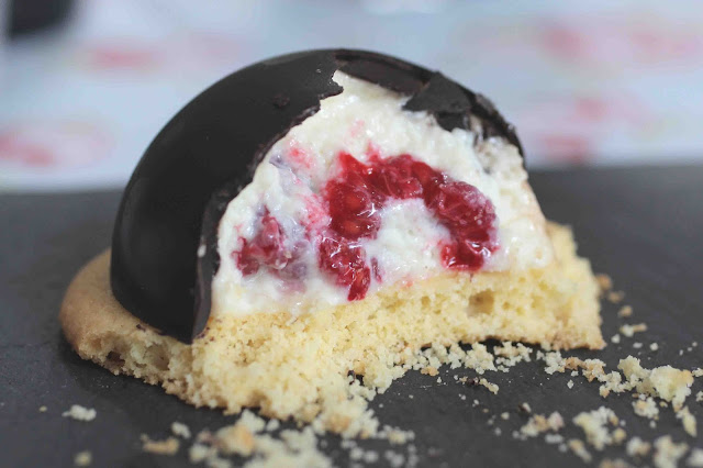 Dômes de chocolat à la mousse chocolat blanc et framboises