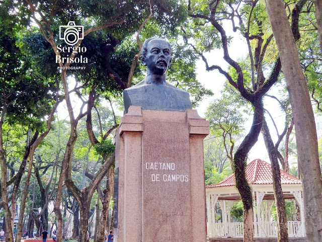 Close-up do Monumento a Caetano de Campos na Praça da República