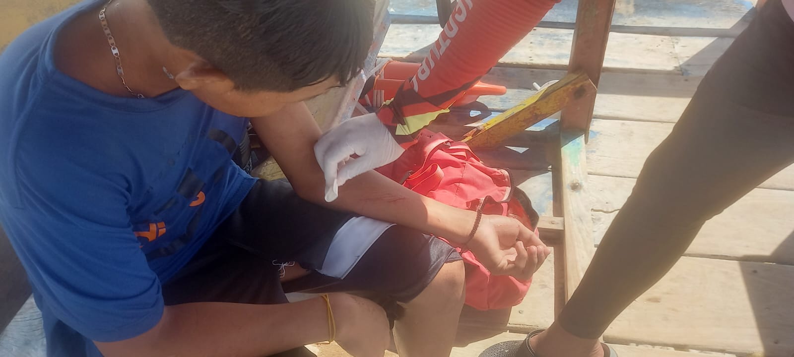 https://www.notasrosas.com/Salvavidas de la Fundación 'Guajira Aventura' rescatan a menor que se lanzó al mar desde el Muelle Turístico de Riohacha