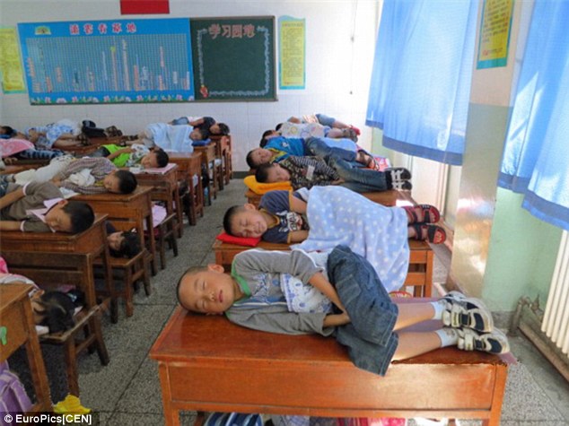 Sekolah SD di China Wajibkan Siswa Tidur Dalam Kelas