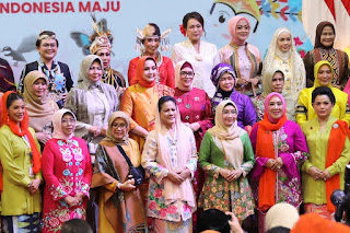 Ibu Riana Sari Arinal Meriahkan Pameran Kriyanusa 2023 yang Dibuka oleh Ibu Negara Iriana Joko Widodo